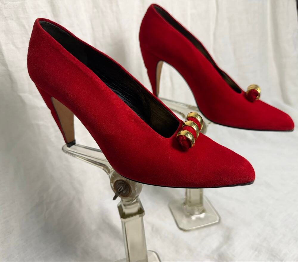Vintage Via Spiga Red Suede Gold Hardware Pointed Toe Sculpted Heels Italy
9B